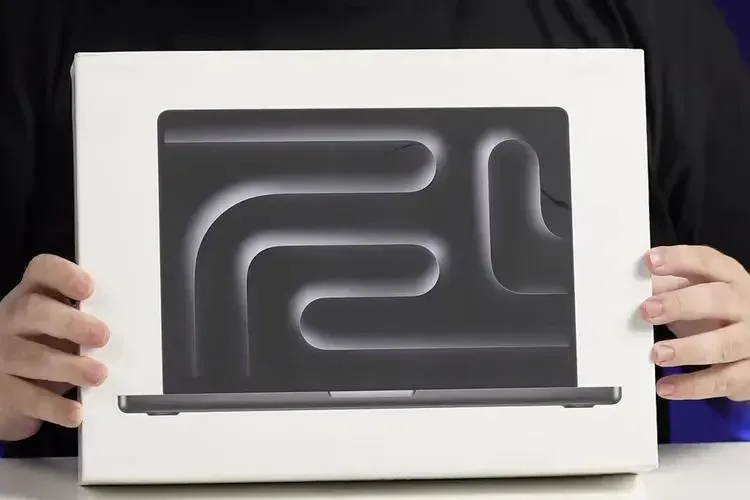 MacBook Pro M4 витік: російські блогери розпакували ноутбук до офіційного анонсу Apple